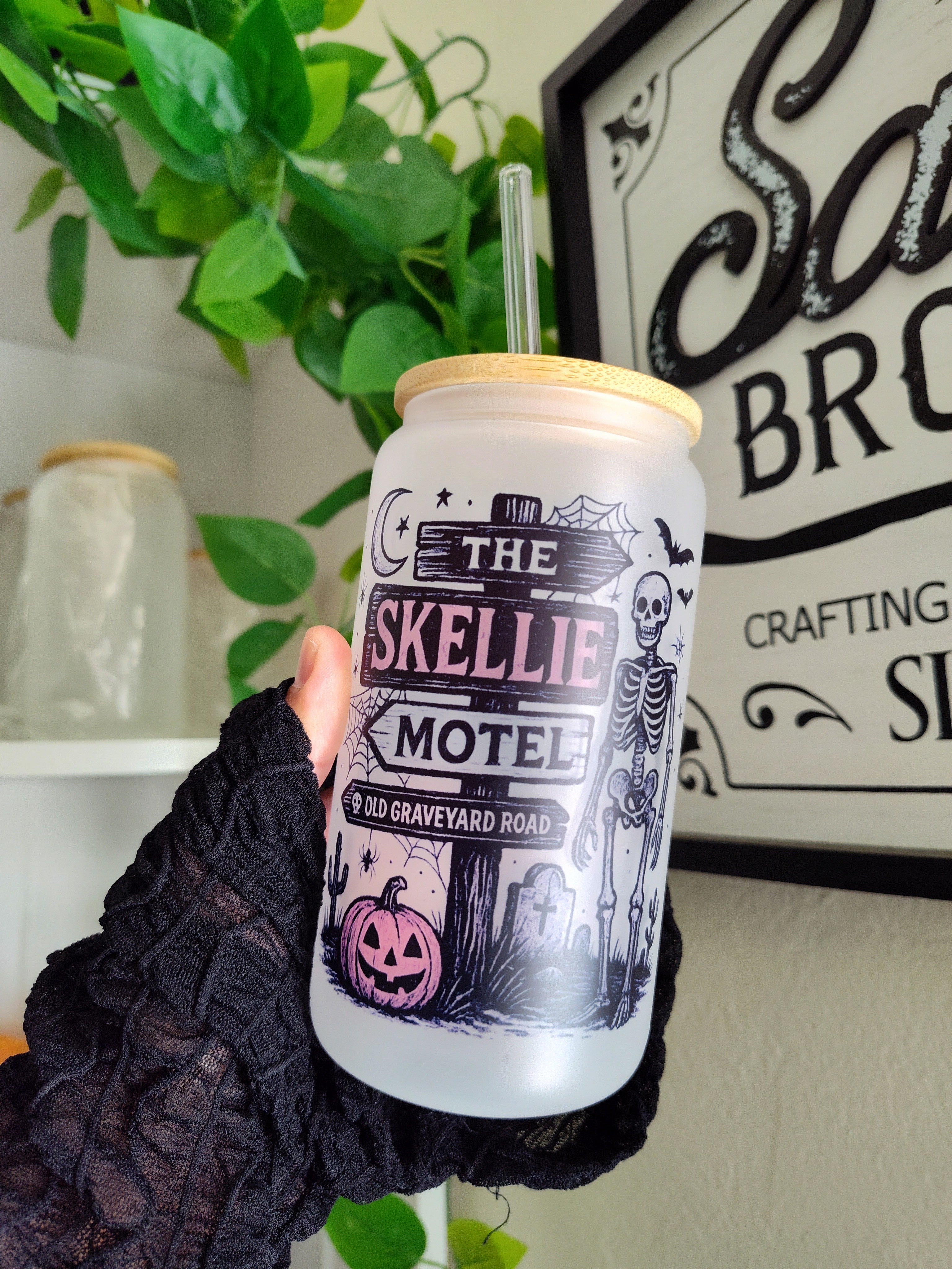 Skellie Motel 🎃 | 16oz Glass Cup